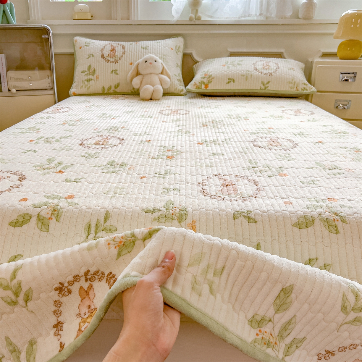 91家纺网 家纺一手货源 找家纺 布卢姆床垫 2025新款双面用抗菌牛奶绒床盖 床盖单件 挪威花园