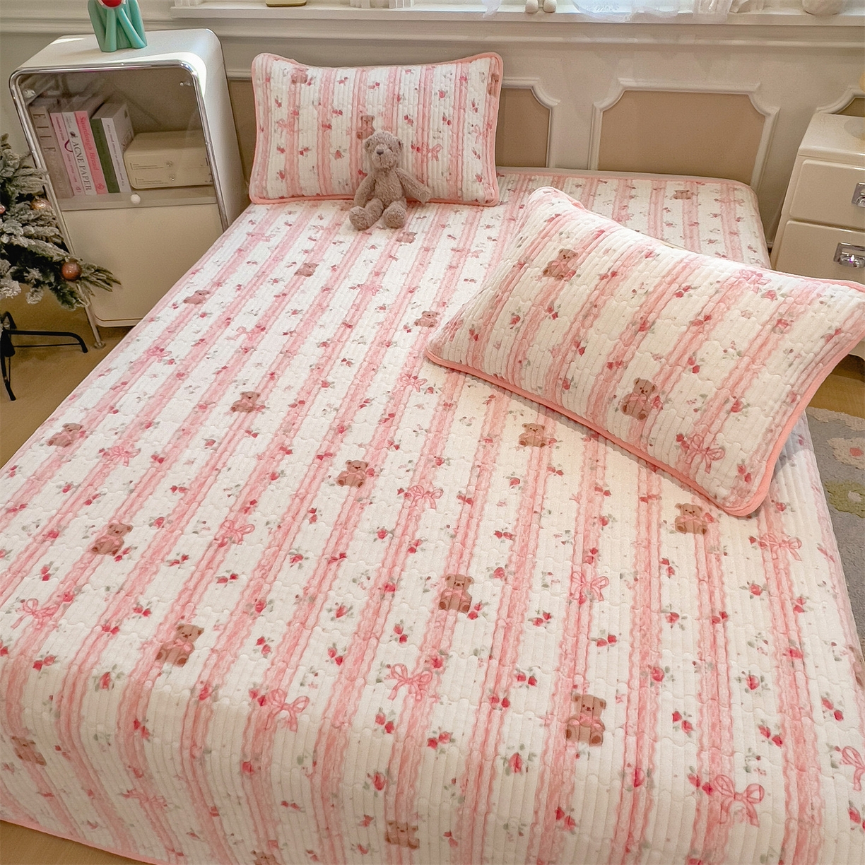 91家纺网 家纺一手货源 找家纺 布卢姆床垫 2025新款双面用抗菌牛奶绒床盖 床盖单件 礼物熊