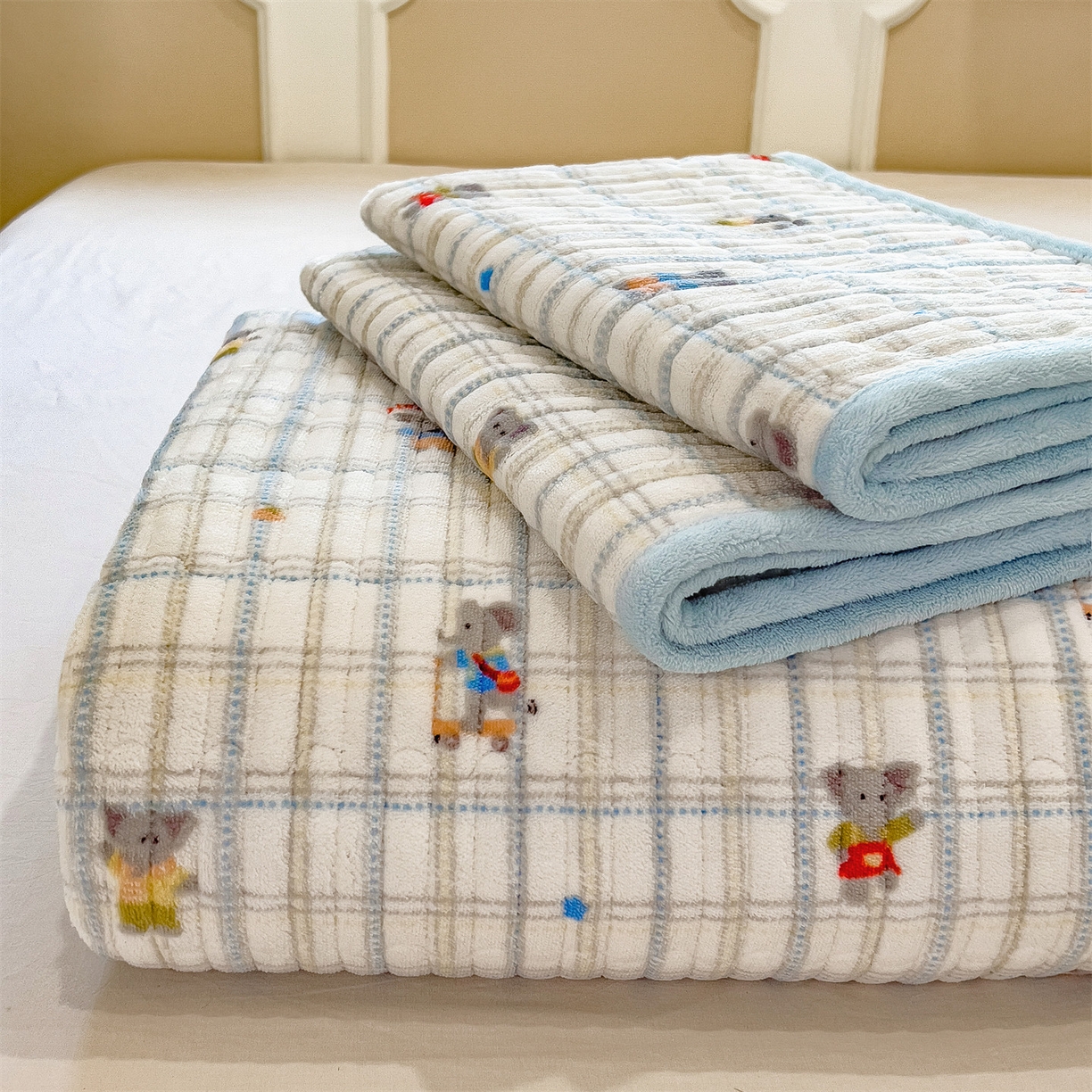 91家纺网 家纺一手货源 找家纺 布卢姆床垫 2025新款双面用抗菌牛奶绒床盖 床盖单件 快乐小象