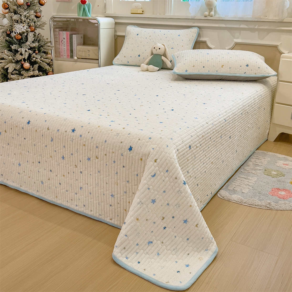 91家纺网 家纺一手货源 找家纺 布卢姆床垫 2025新款双面用抗菌牛奶绒床盖 床盖单件 星际