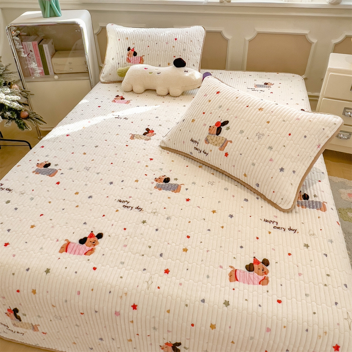 91家纺网 家纺一手货源 找家纺 布卢姆床垫 2025新款双面用抗菌牛奶绒床盖 床盖单件 腊肠狗