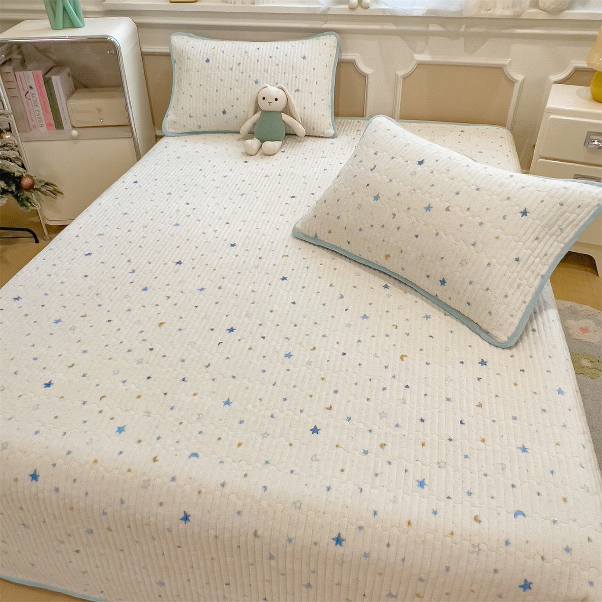 91家纺网 家纺一手货源 找家纺 布卢姆床垫 2025新款双面用抗菌牛奶绒床盖 床盖单件 星际