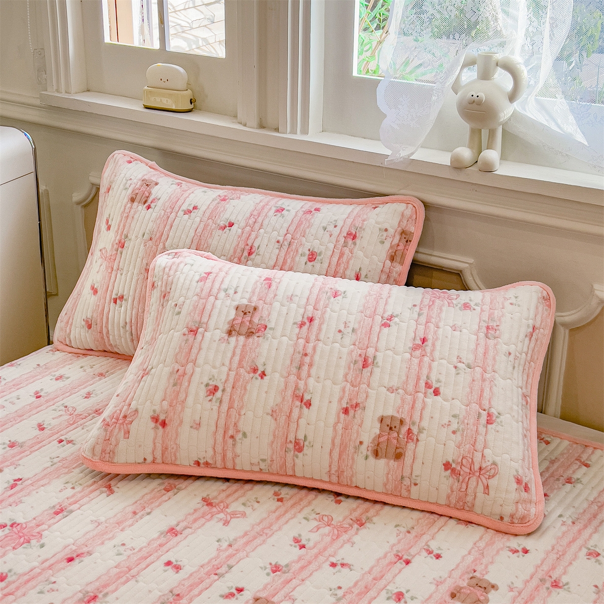 91家纺网 家纺一手货源 找家纺 布卢姆床垫 2025新款双面用抗菌牛奶绒床盖 床盖单件 礼物熊