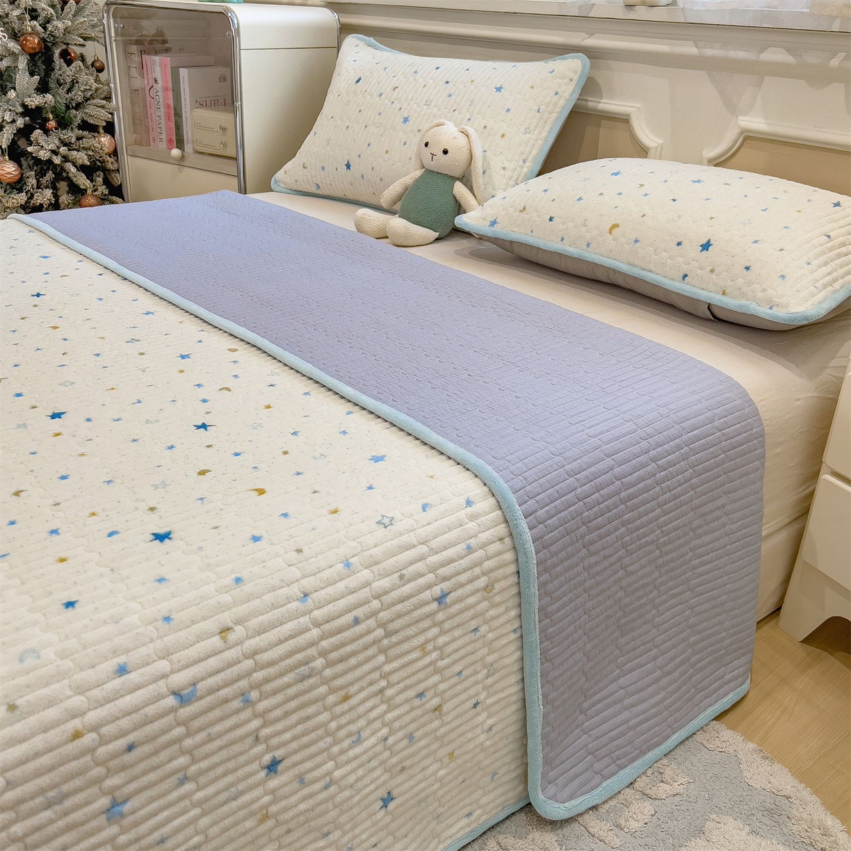 91家纺网 家纺一手货源 找家纺 布卢姆床垫 2025新款双面用抗菌牛奶绒床盖 床盖单件 星际