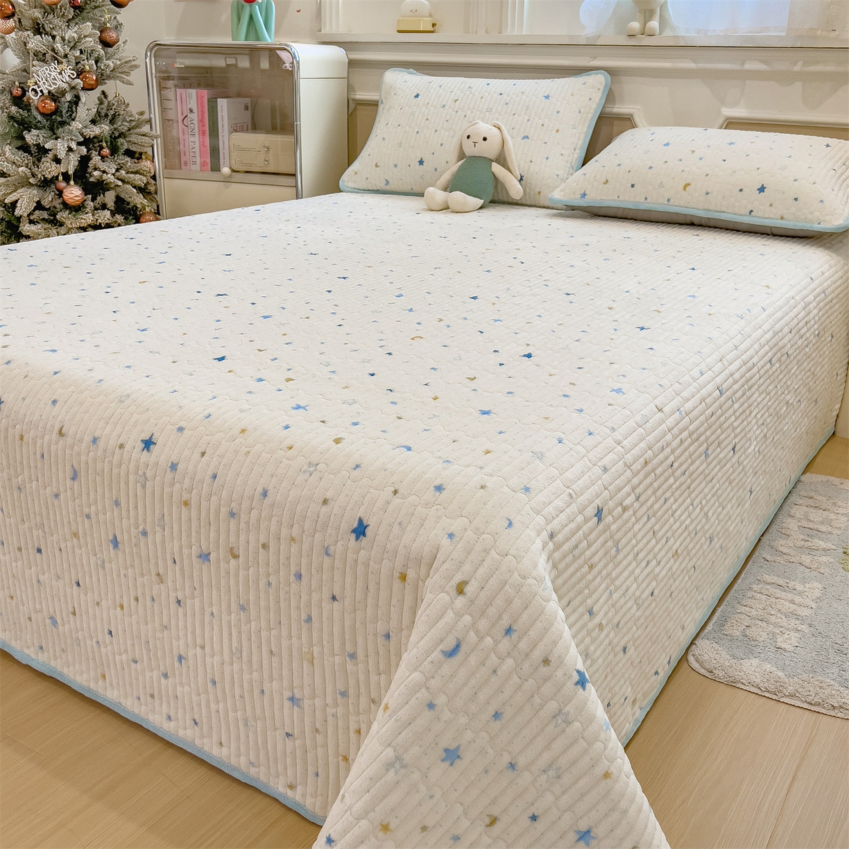 91家纺网 家纺一手货源 找家纺 布卢姆床垫 2025新款双面用抗菌牛奶绒床盖 床盖单件 星际