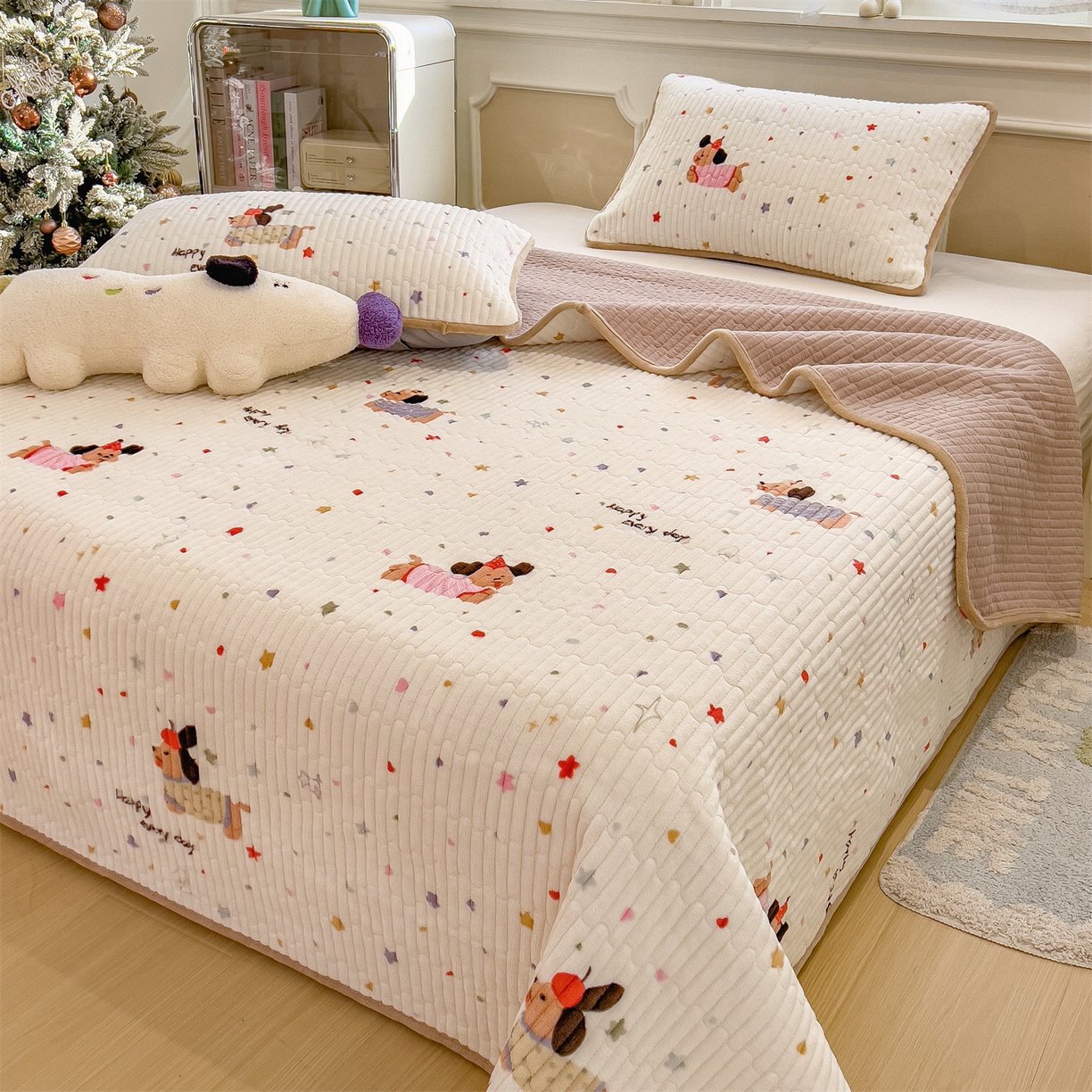 91家纺网 家纺一手货源 找家纺 布卢姆床垫 2025新款双面用抗菌牛奶绒床盖 床盖单件 腊肠狗