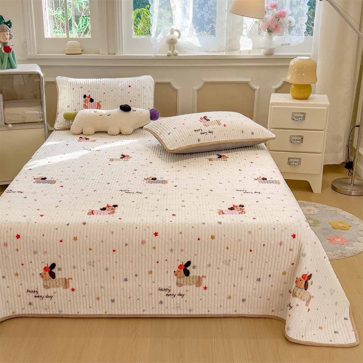 91家纺网 家纺一手货源 找家纺 布卢姆床垫 2025新款双面用抗菌牛奶绒床盖 床盖单件 腊肠狗