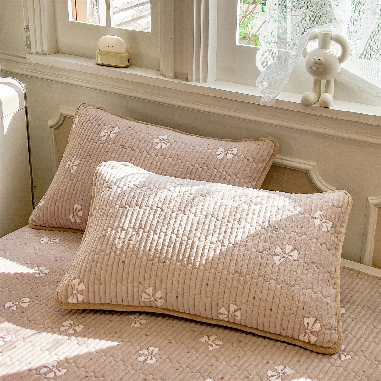 91家纺网 家纺一手货源 找家纺 布卢姆床垫 2025新款双面用抗菌牛奶绒床盖 床盖单件 蝴蝶结