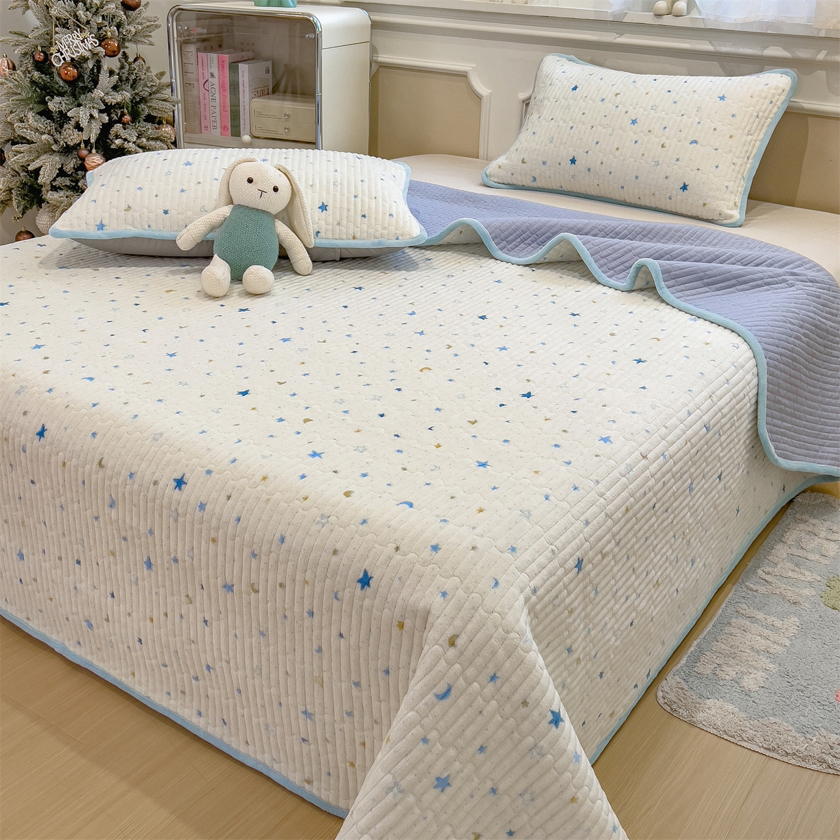 91家纺网 家纺一手货源 找家纺 布卢姆床垫 2025新款双面用抗菌牛奶绒床盖 床盖单件 星际