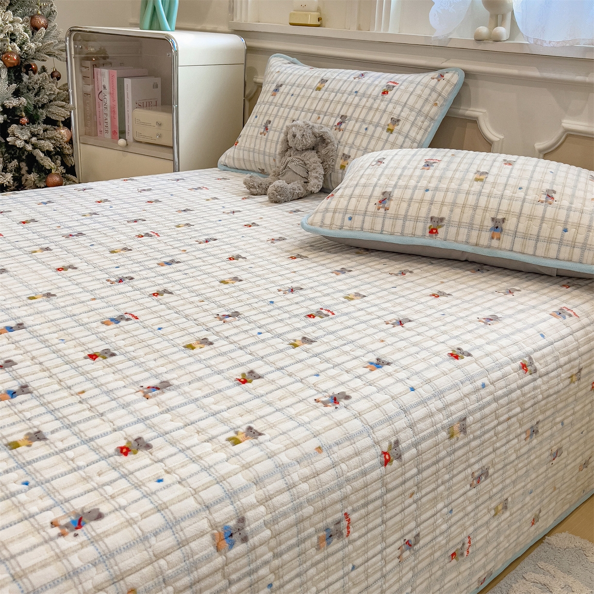 91家纺网 家纺一手货源 找家纺 布卢姆床垫 2025新款双面用抗菌牛奶绒床盖 床盖单件 快乐小象