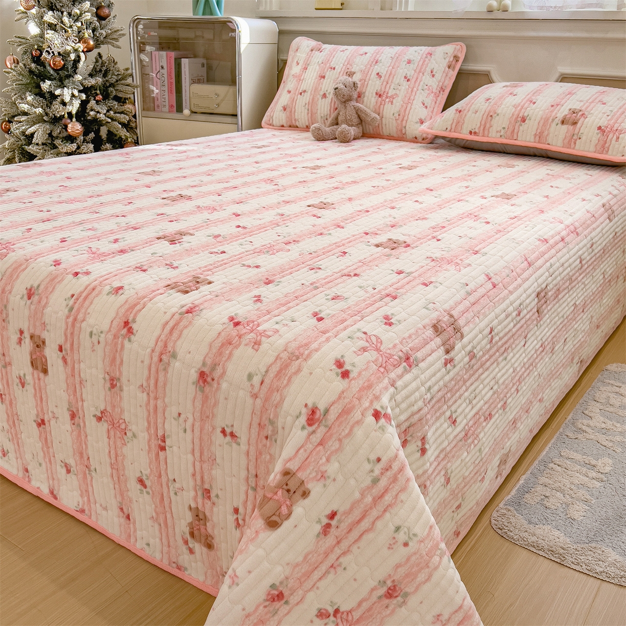 91家纺网 家纺一手货源 找家纺 布卢姆床垫 2025新款双面用抗菌牛奶绒床盖 床盖单件 礼物熊