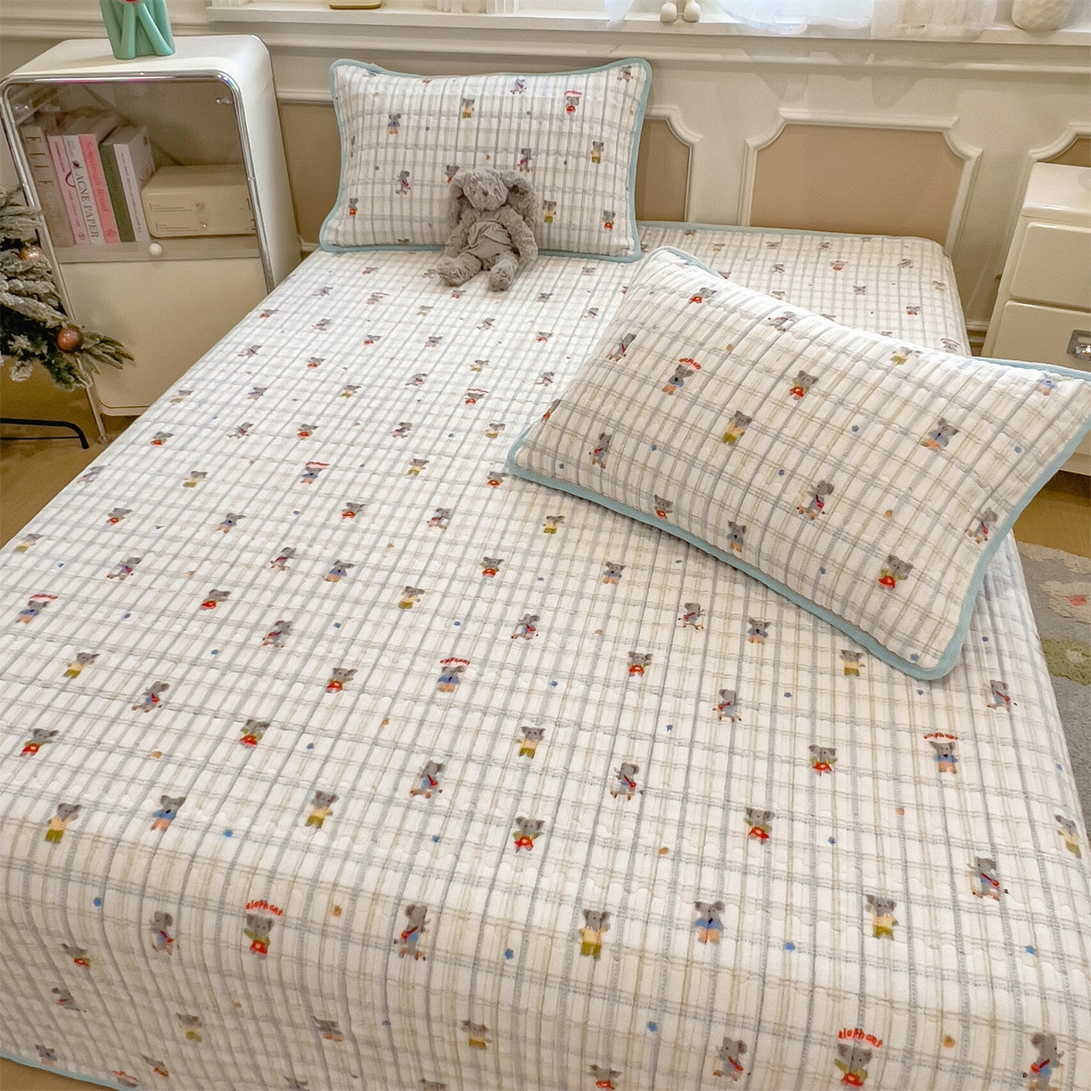 91家纺网 家纺一手货源 找家纺 布卢姆床垫 2025新款双面用抗菌牛奶绒床盖 床盖单件 快乐小象