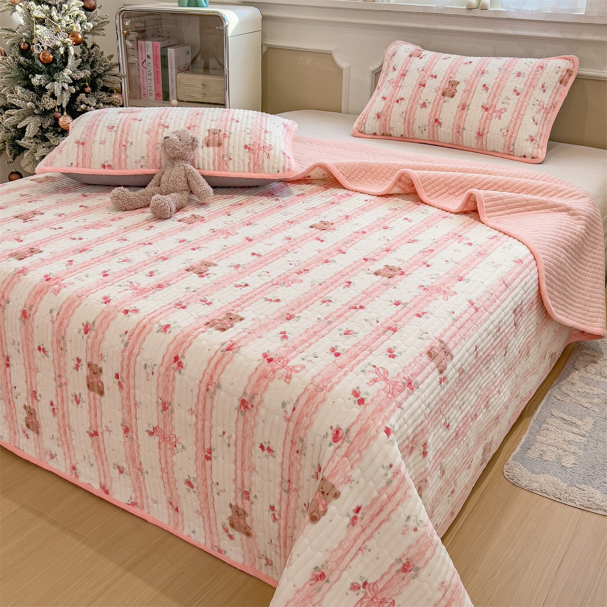 91家纺网 家纺一手货源 找家纺 布卢姆床垫 2025新款双面用抗菌牛奶绒床盖 床盖单件 礼物熊