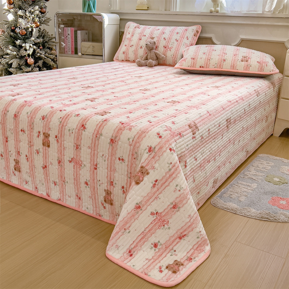 91家纺网 家纺一手货源 找家纺 布卢姆床垫 2025新款双面用抗菌牛奶绒床盖 床盖单件 礼物熊