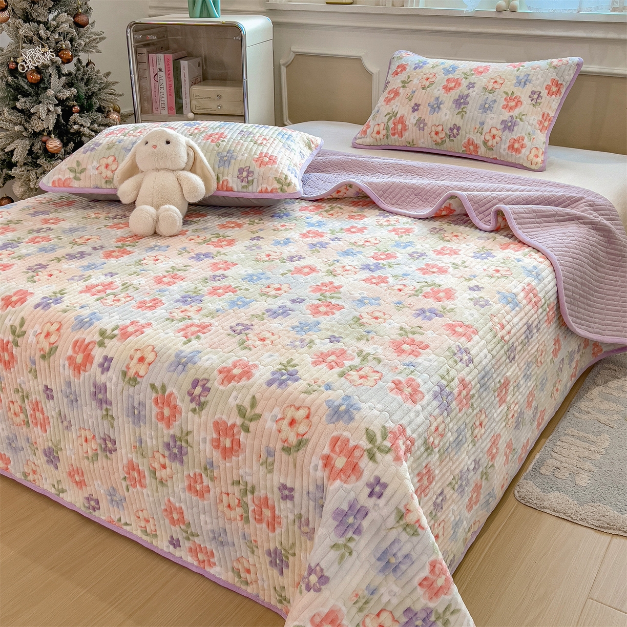 91家纺网 家纺一手货源 找家纺 布卢姆床垫 2025新款双面用抗菌牛奶绒床盖 床盖单件 花开半夏