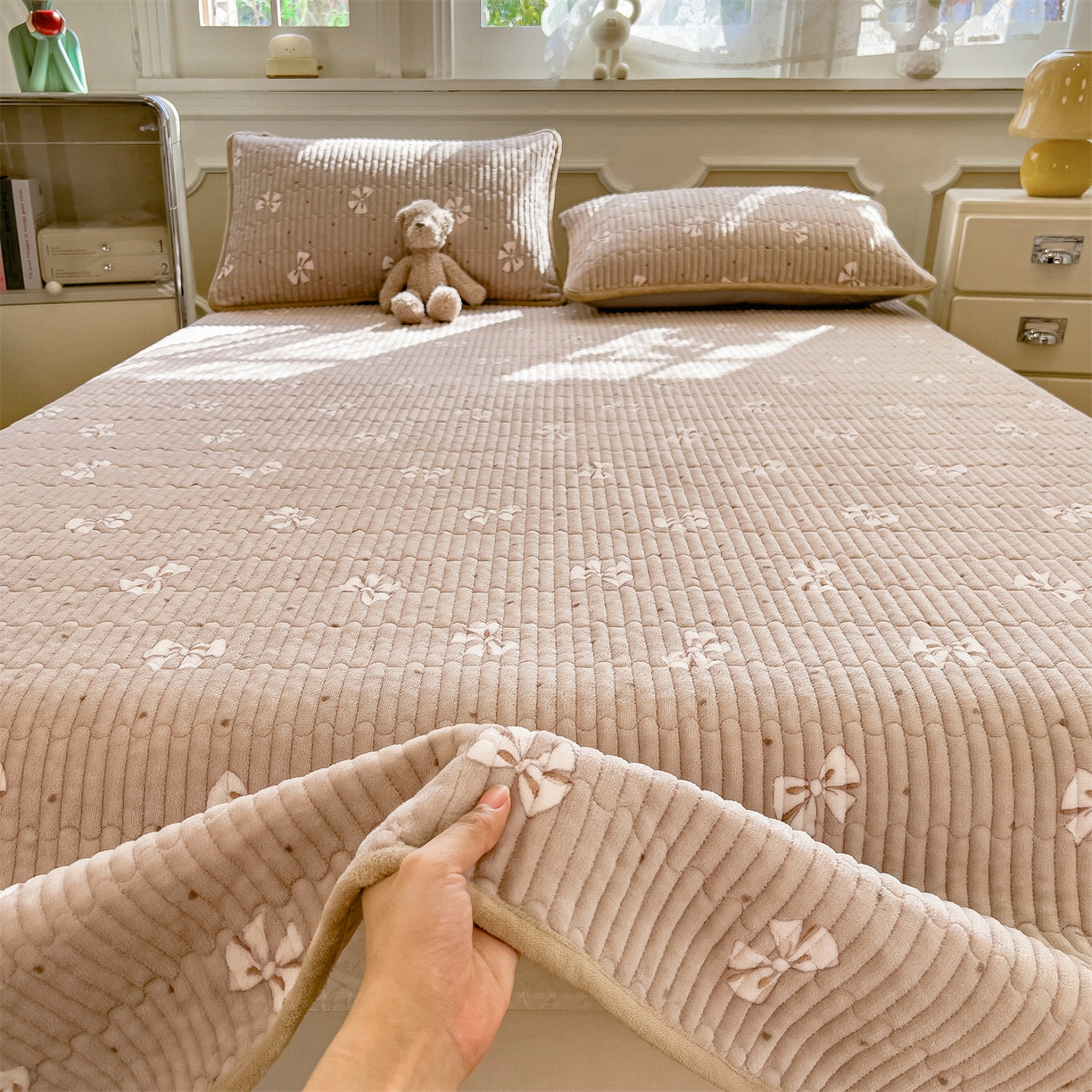 91家纺网 家纺一手货源 找家纺 布卢姆床垫 2025新款双面用抗菌牛奶绒床盖 床盖单件 蝴蝶结