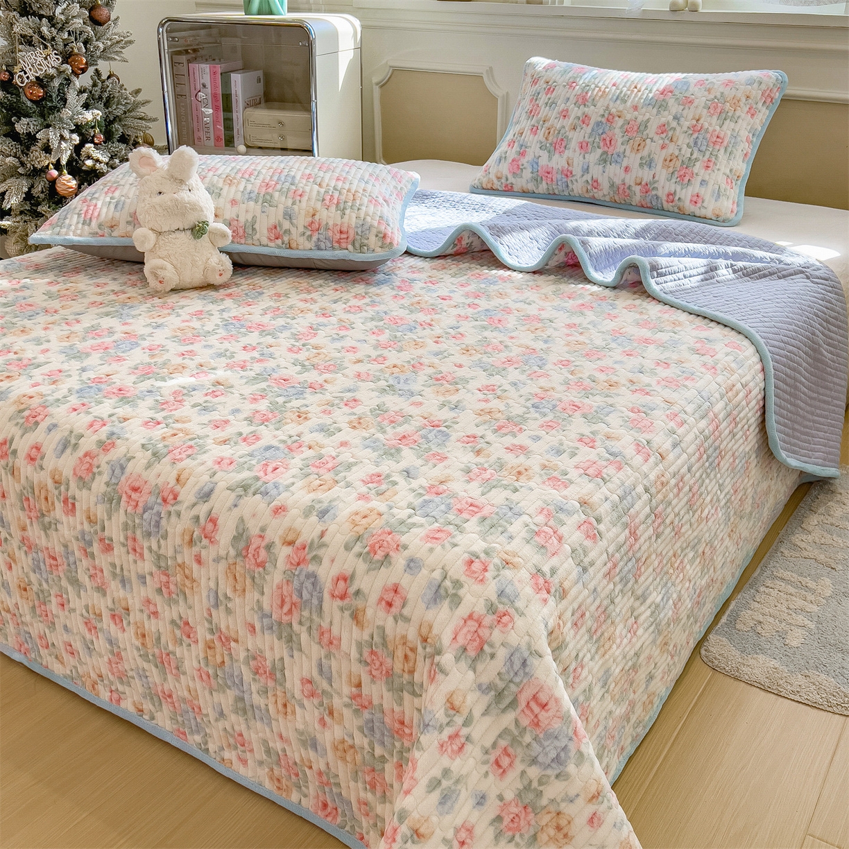 91家纺网 家纺一手货源 找家纺 布卢姆床垫 2025新款双面用抗菌牛奶绒床盖 床盖单件 小清新