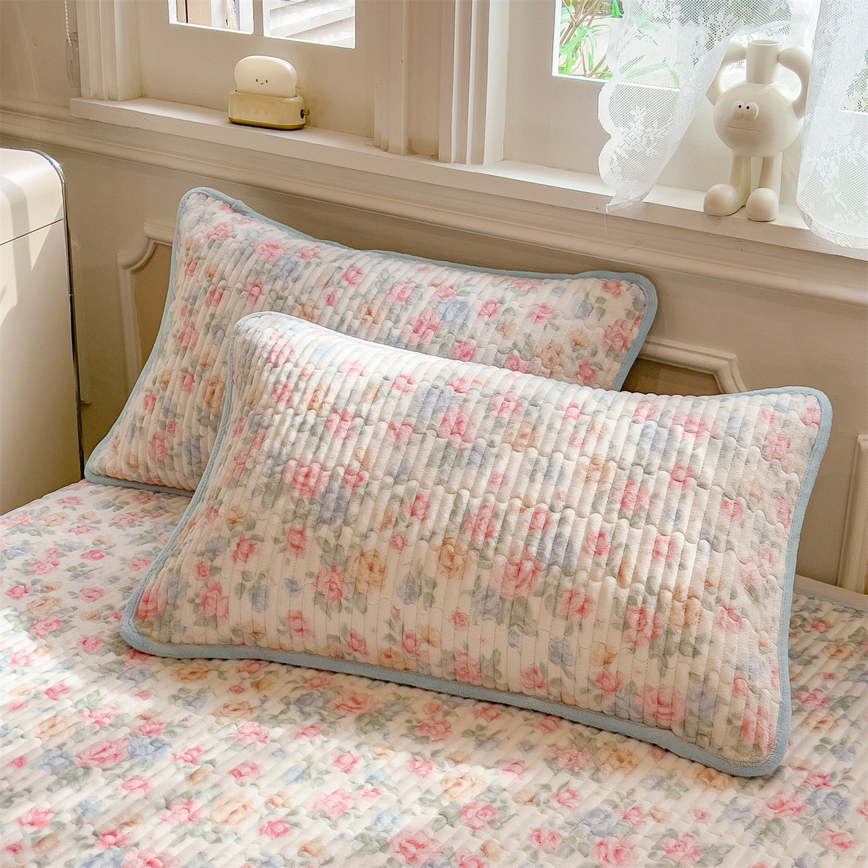 91家纺网 家纺一手货源 找家纺 布卢姆床垫 2025新款双面用抗菌牛奶绒床盖 床盖单件 小清新