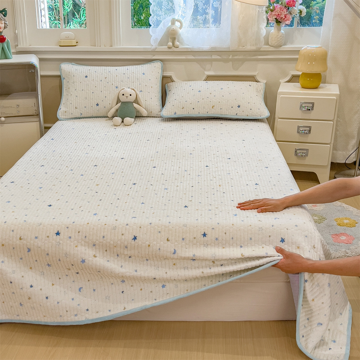 91家纺网 家纺一手货源 找家纺 布卢姆床垫 2025新款双面用抗菌牛奶绒床盖 床盖单件 星际