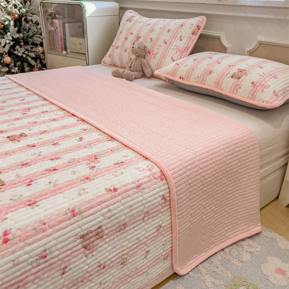 91家纺网 家纺一手货源 找家纺 布卢姆床垫 2025新款双面用抗菌牛奶绒床盖 床盖单件 礼物熊