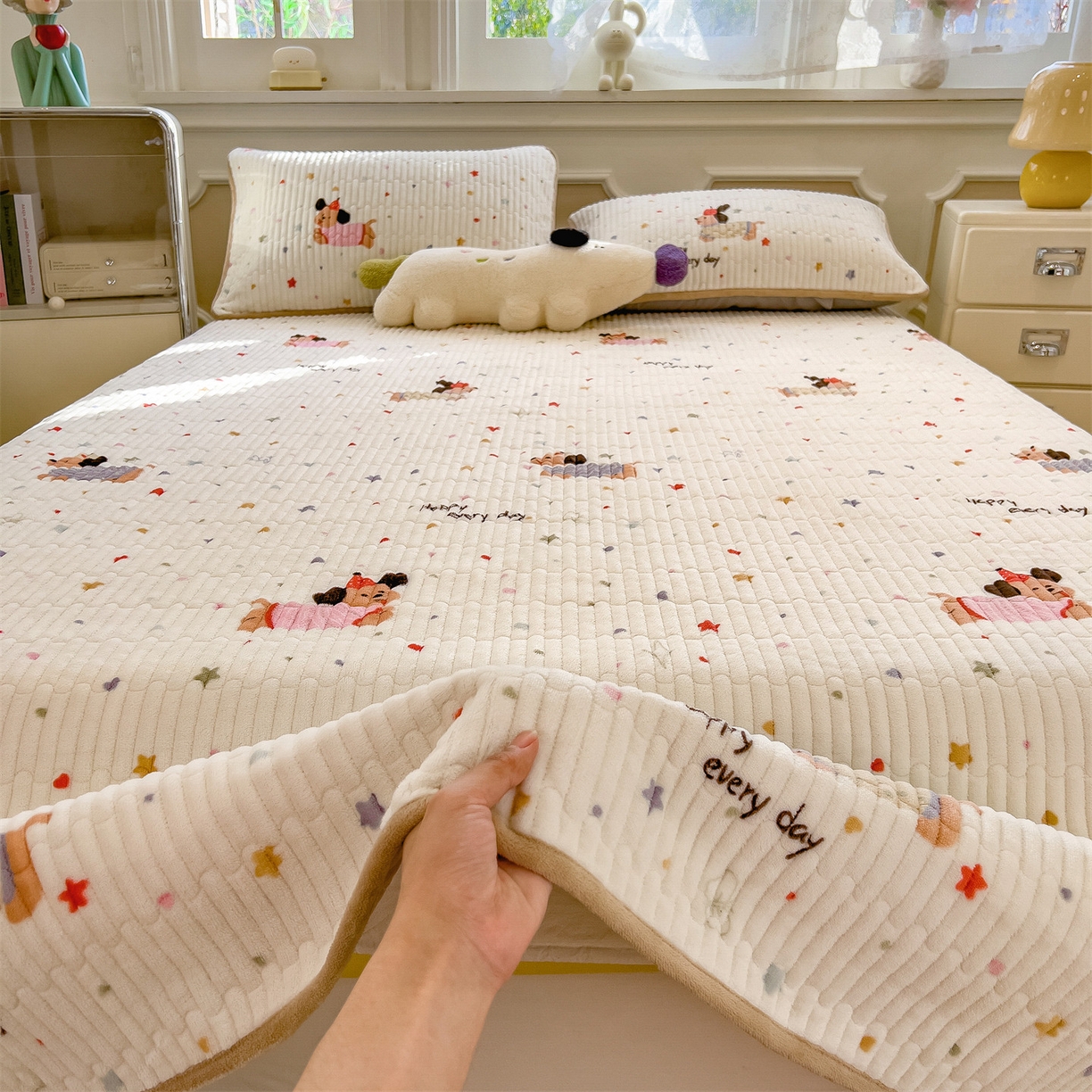 91家纺网 家纺一手货源 找家纺 布卢姆床垫 2025新款双面用抗菌牛奶绒床盖 床盖单件 腊肠狗