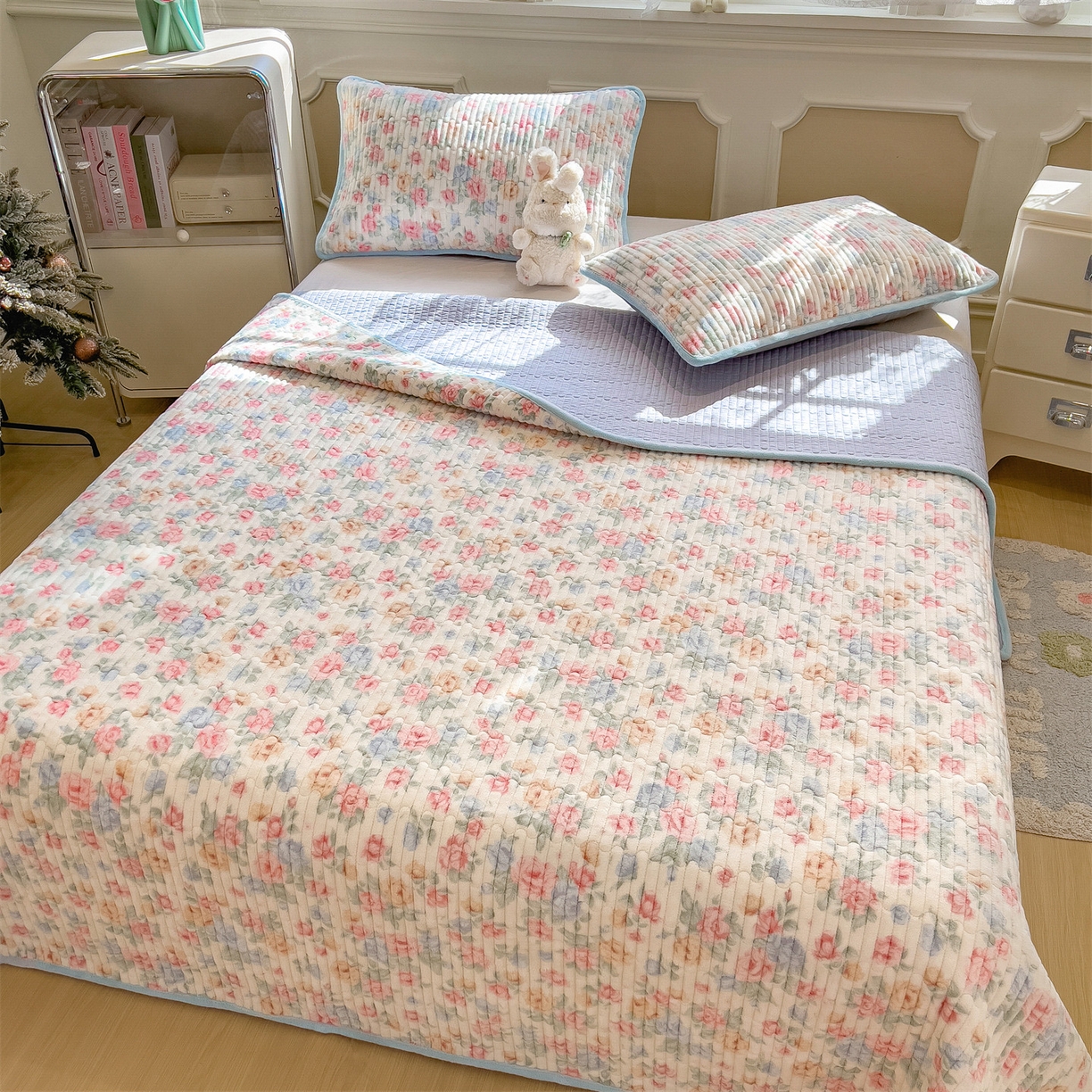 91家纺网 家纺一手货源 找家纺 布卢姆床垫 2025新款双面用抗菌牛奶绒床盖 床盖单件 小清新