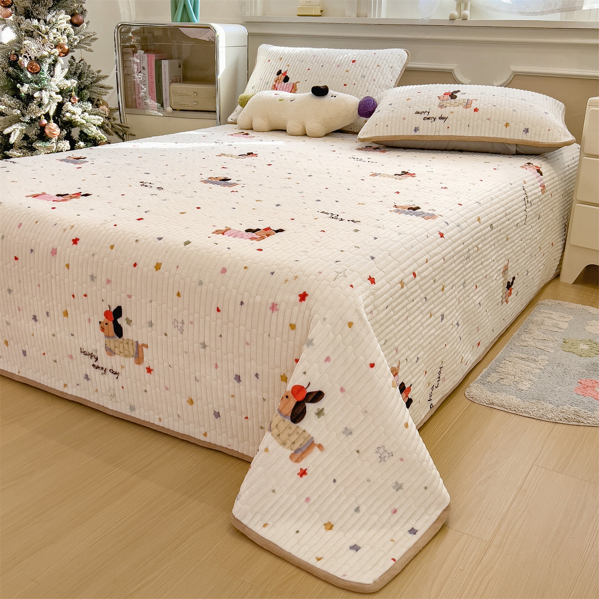 91家纺网 家纺一手货源 找家纺 布卢姆床垫 2025新款双面用抗菌牛奶绒床盖 床盖单件 腊肠狗