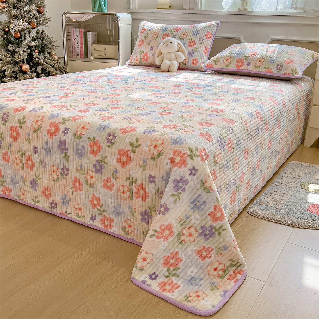 91家纺网 家纺一手货源 找家纺 布卢姆床垫 2025新款双面用抗菌牛奶绒床盖 床盖单件 花开半夏