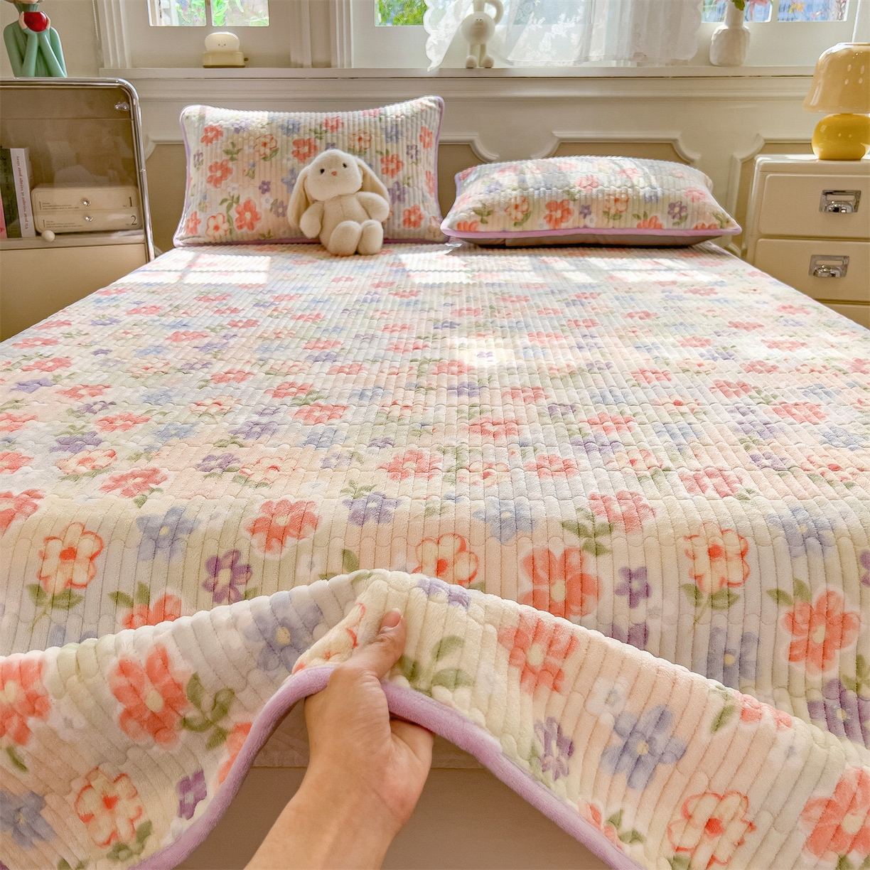 91家纺网 家纺一手货源 找家纺 布卢姆床垫 2025新款双面用抗菌牛奶绒床盖 床盖单件 花开半夏