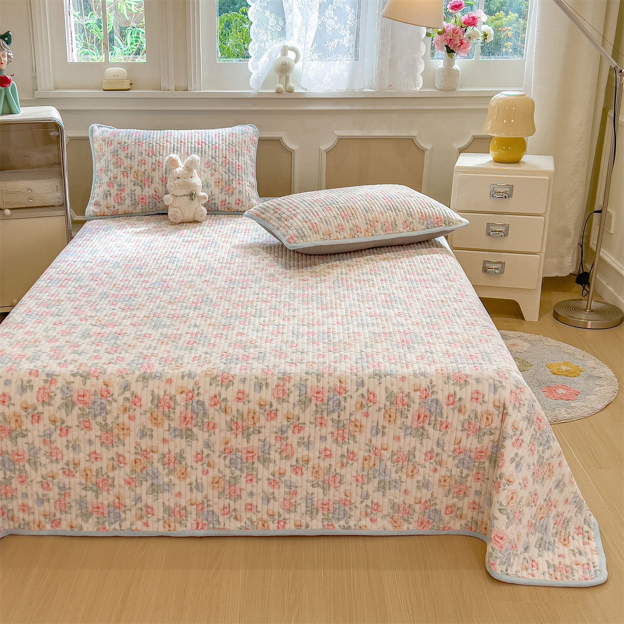 91家纺网 家纺一手货源 找家纺 布卢姆床垫 2025新款双面用抗菌牛奶绒床盖 床盖单件 小清新