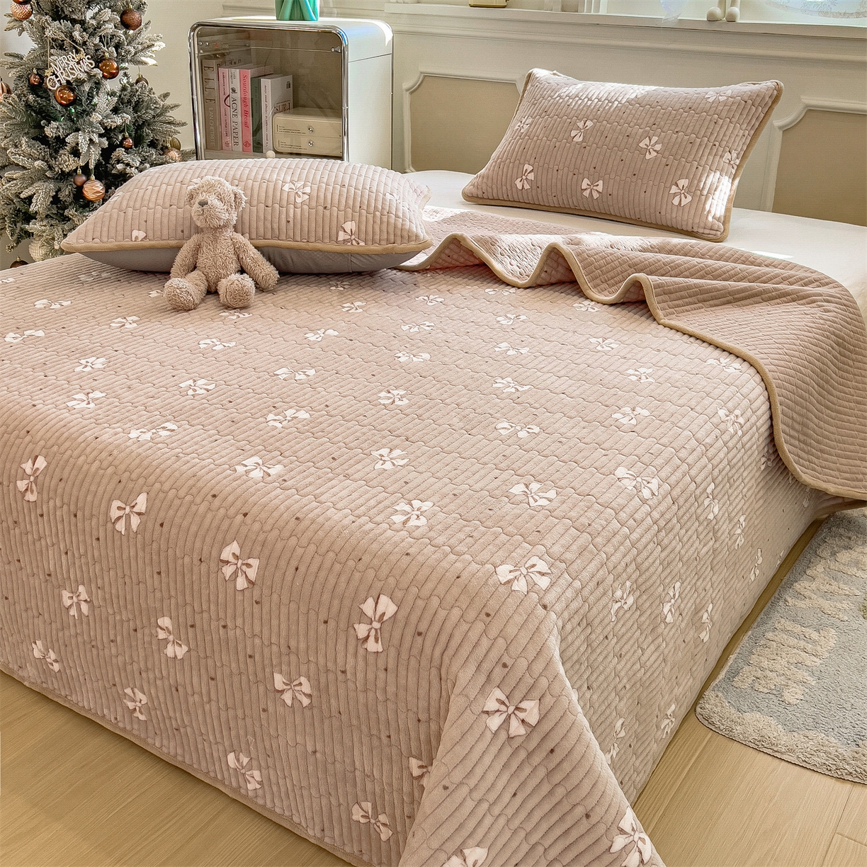 91家纺网 家纺一手货源 找家纺 布卢姆床垫 2025新款双面用抗菌牛奶绒床盖 床盖单件 蝴蝶结