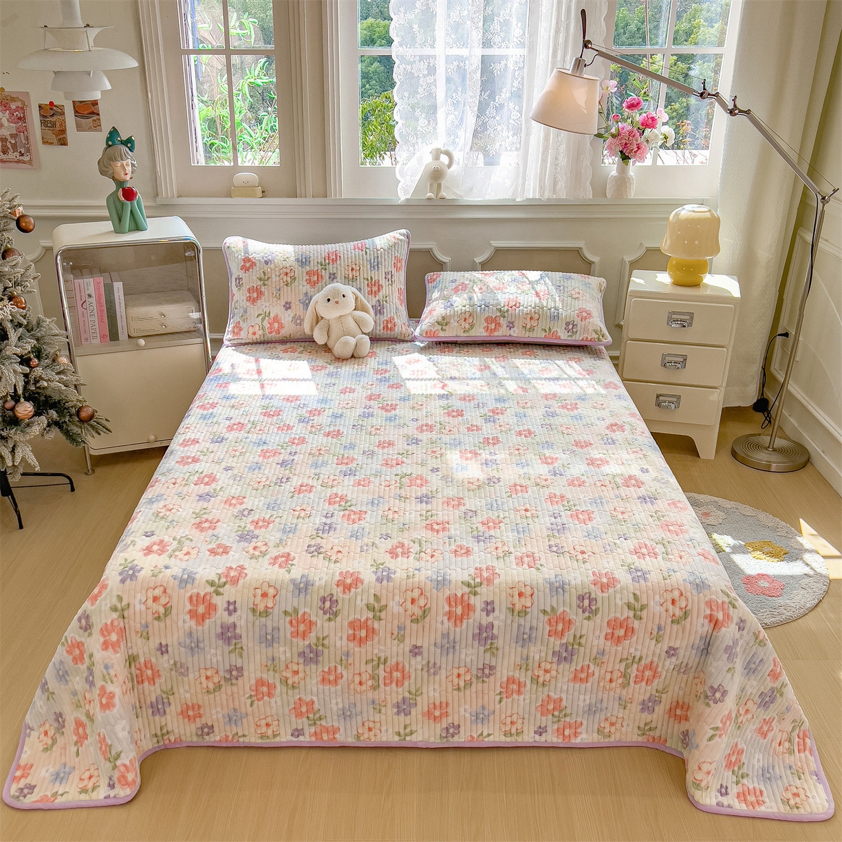 91家纺网 家纺一手货源 找家纺 布卢姆床垫 2025新款双面用抗菌牛奶绒床盖 床盖单件 花开半夏