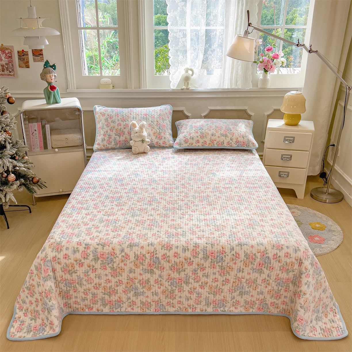 91家纺网 家纺一手货源 找家纺 布卢姆床垫 2025新款双面用抗菌牛奶绒床盖 床盖单件 小清新