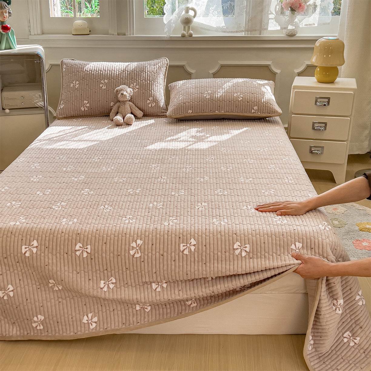 91家纺网 家纺一手货源 找家纺 布卢姆床垫 2025新款双面用抗菌牛奶绒床盖 床盖单件 蝴蝶结