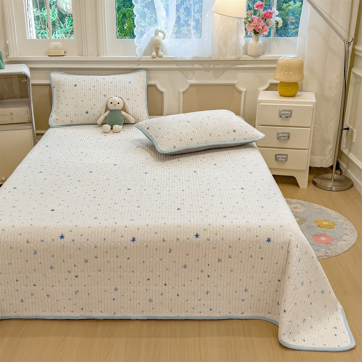 91家纺网 家纺一手货源 找家纺 布卢姆床垫 2025新款双面用抗菌牛奶绒床盖 床盖单件 星际