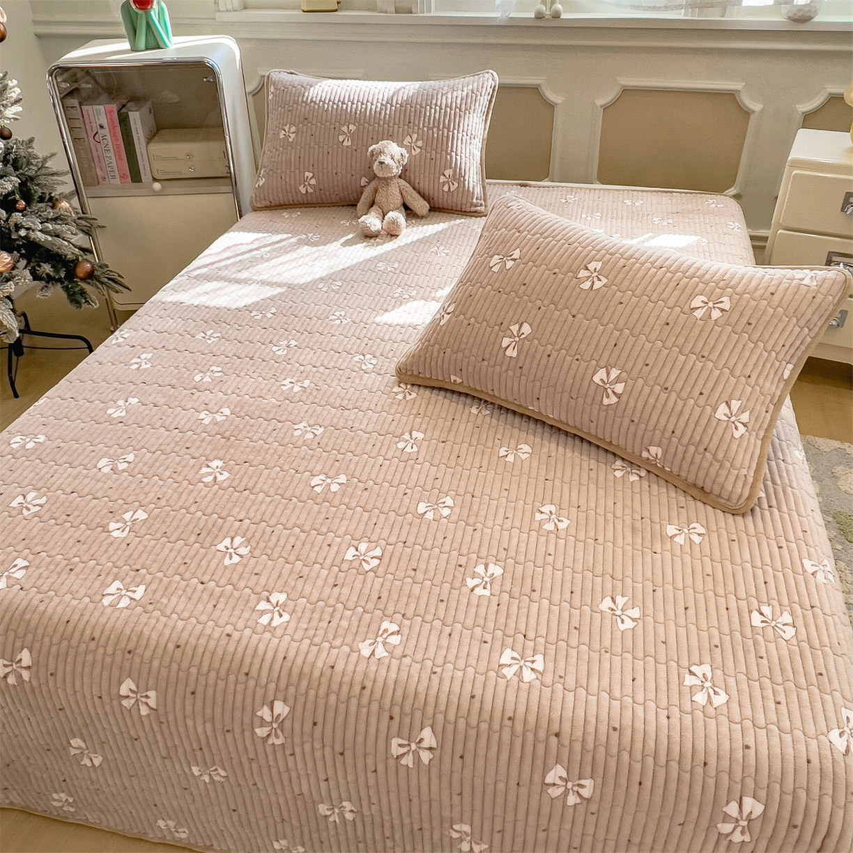 91家纺网 家纺一手货源 找家纺 布卢姆床垫 2025新款双面用抗菌牛奶绒床盖 床盖单件 蝴蝶结