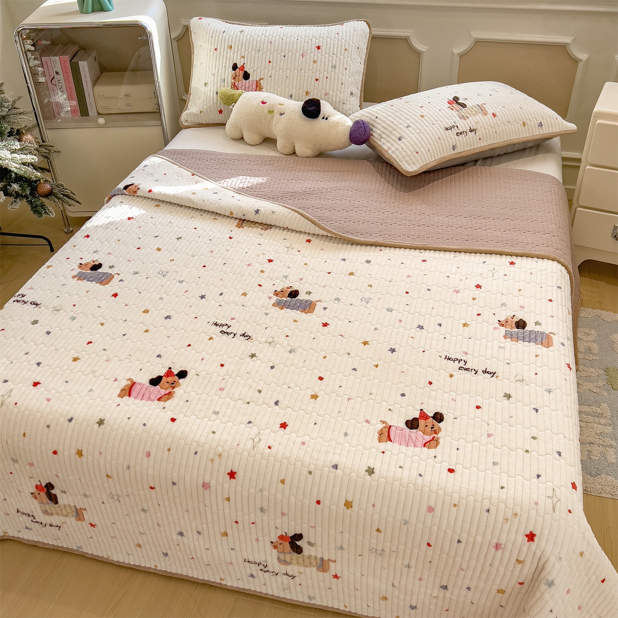 91家纺网 家纺一手货源 找家纺 布卢姆床垫 2025新款双面用抗菌牛奶绒床盖 床盖单件 腊肠狗