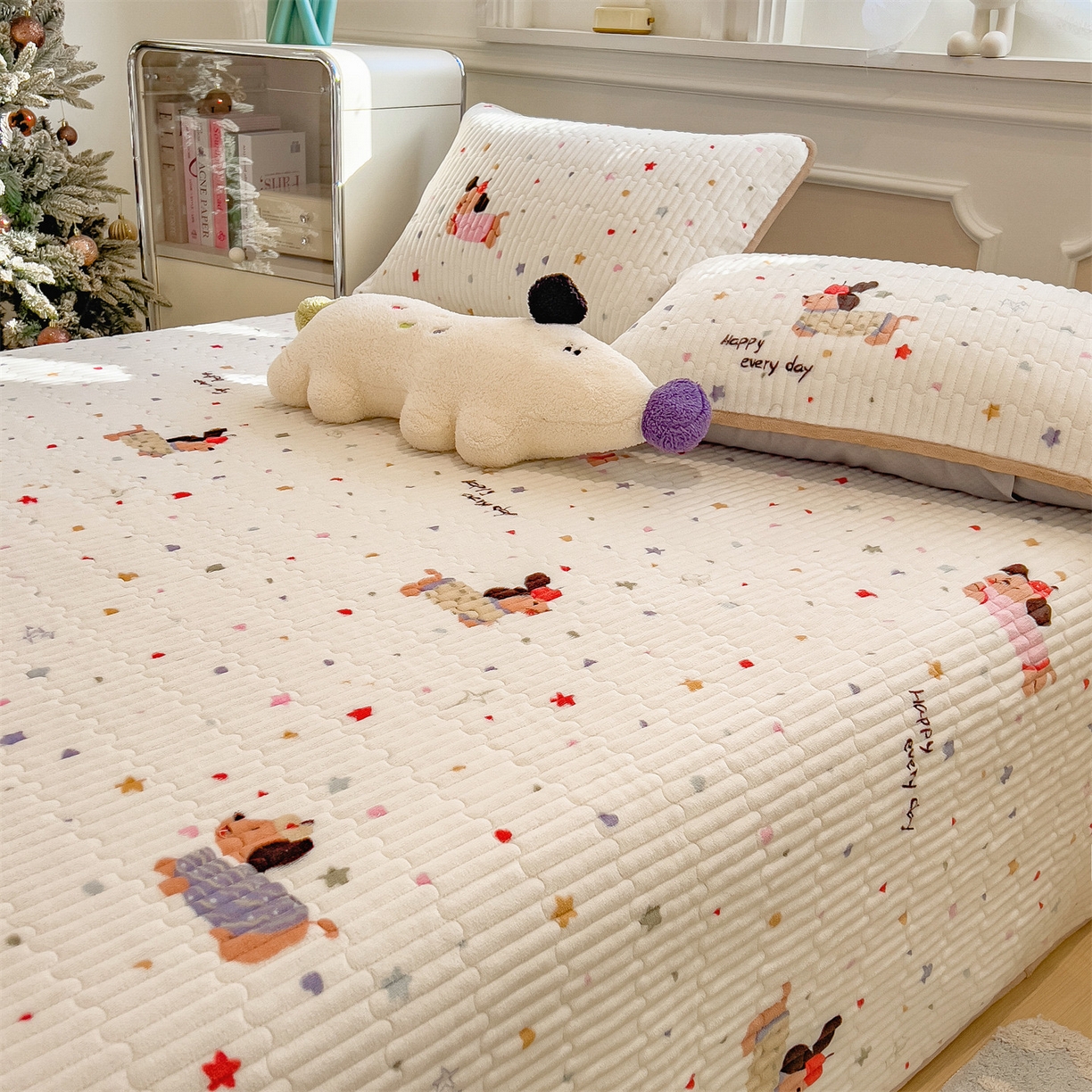 91家纺网 家纺一手货源 找家纺 布卢姆床垫 2025新款双面用抗菌牛奶绒床盖 床盖单件 腊肠狗