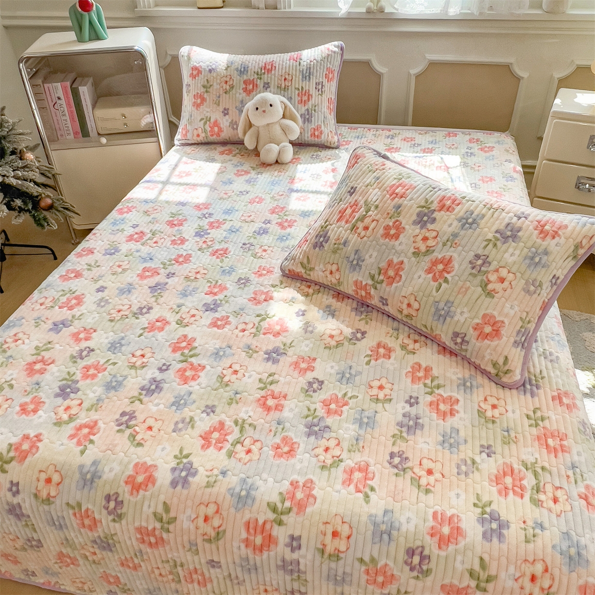 91家纺网 家纺一手货源 找家纺 布卢姆床垫 2025新款双面用抗菌牛奶绒床盖 床盖单件 花开半夏