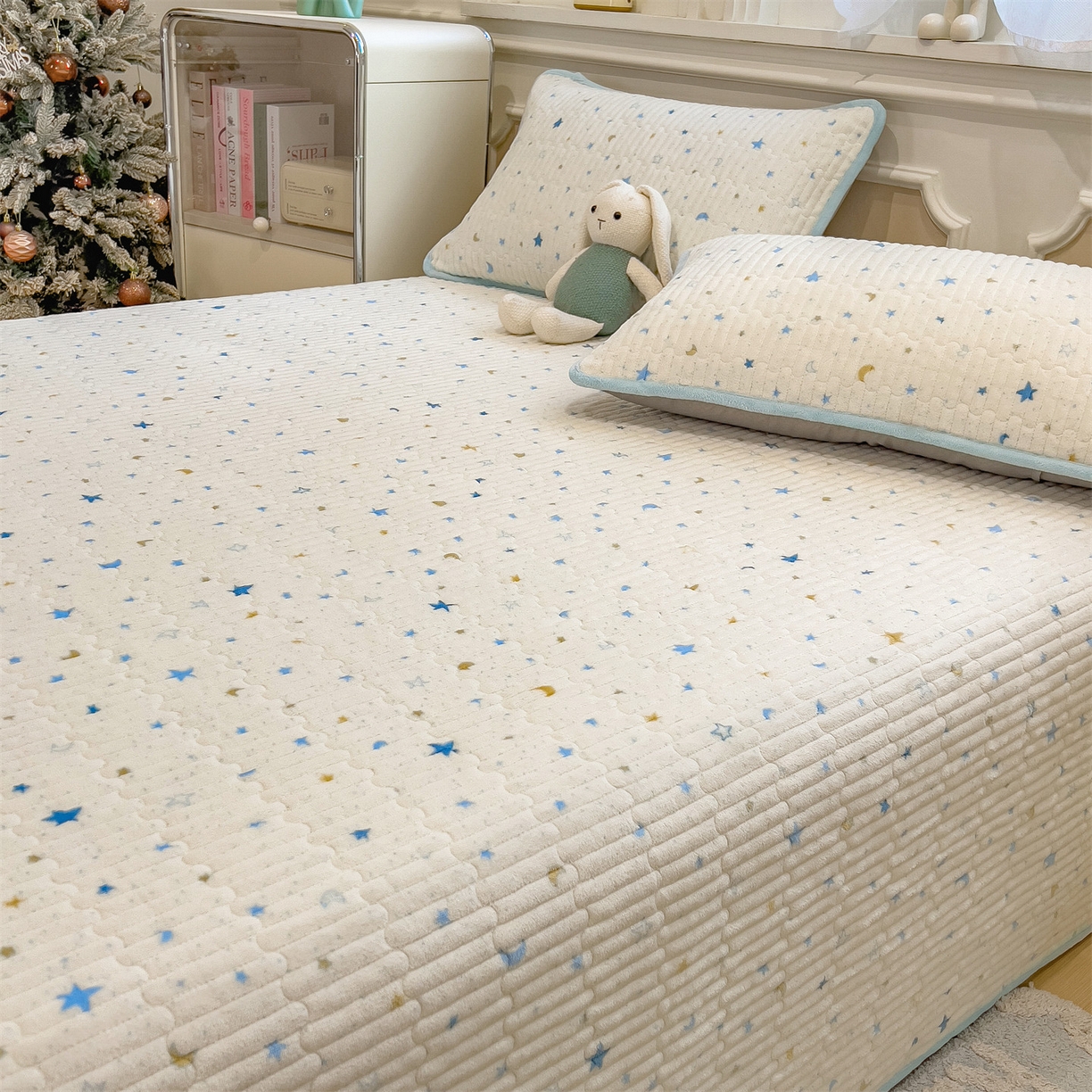 91家纺网 家纺一手货源 找家纺 布卢姆床垫 2025新款双面用抗菌牛奶绒床盖 床盖单件 星际