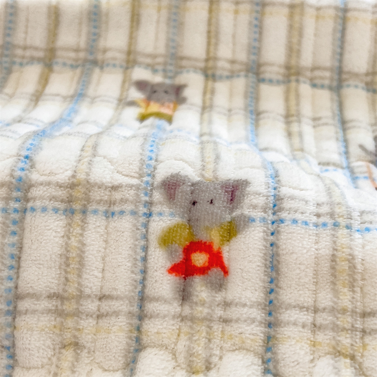 91家纺网 家纺一手货源 找家纺 布卢姆床垫 2025新款双面用抗菌牛奶绒床盖 床盖单件 快乐小象