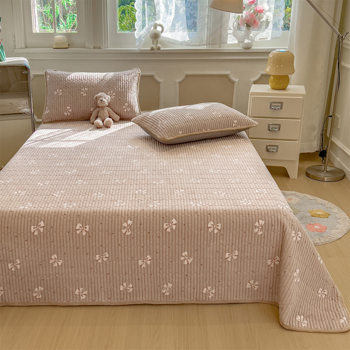 91家纺网 家纺一手货源 找家纺 布卢姆床垫 2025新款双面用抗菌牛奶绒床盖 床盖单件 蝴蝶结