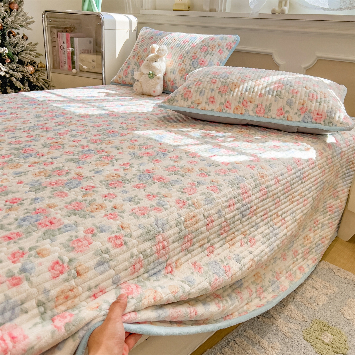 91家纺网 家纺一手货源 找家纺 布卢姆床垫 2025新款双面用抗菌牛奶绒床盖 床盖单件 小清新