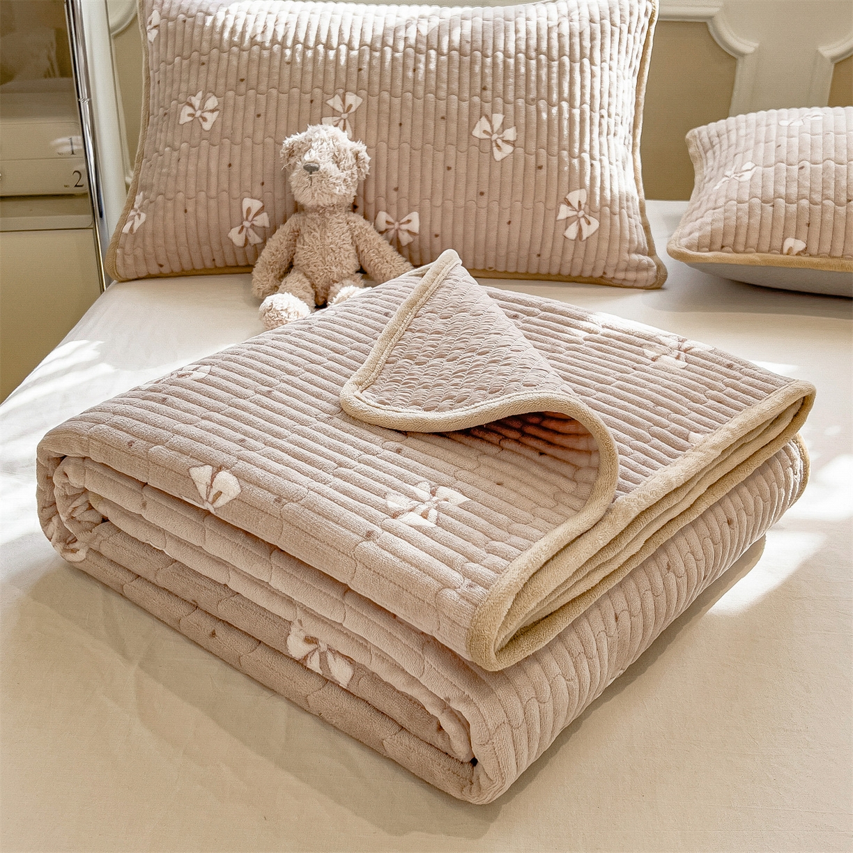 布卢姆床垫 2025新款双面用抗菌牛奶绒床盖 床盖单件 蝴蝶结