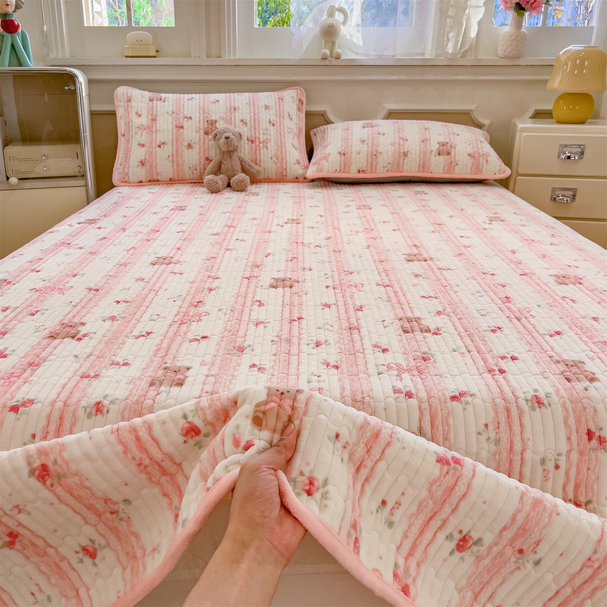 91家纺网 家纺一手货源 找家纺 布卢姆床垫 2025新款双面用抗菌牛奶绒床盖 床盖单件 礼物熊