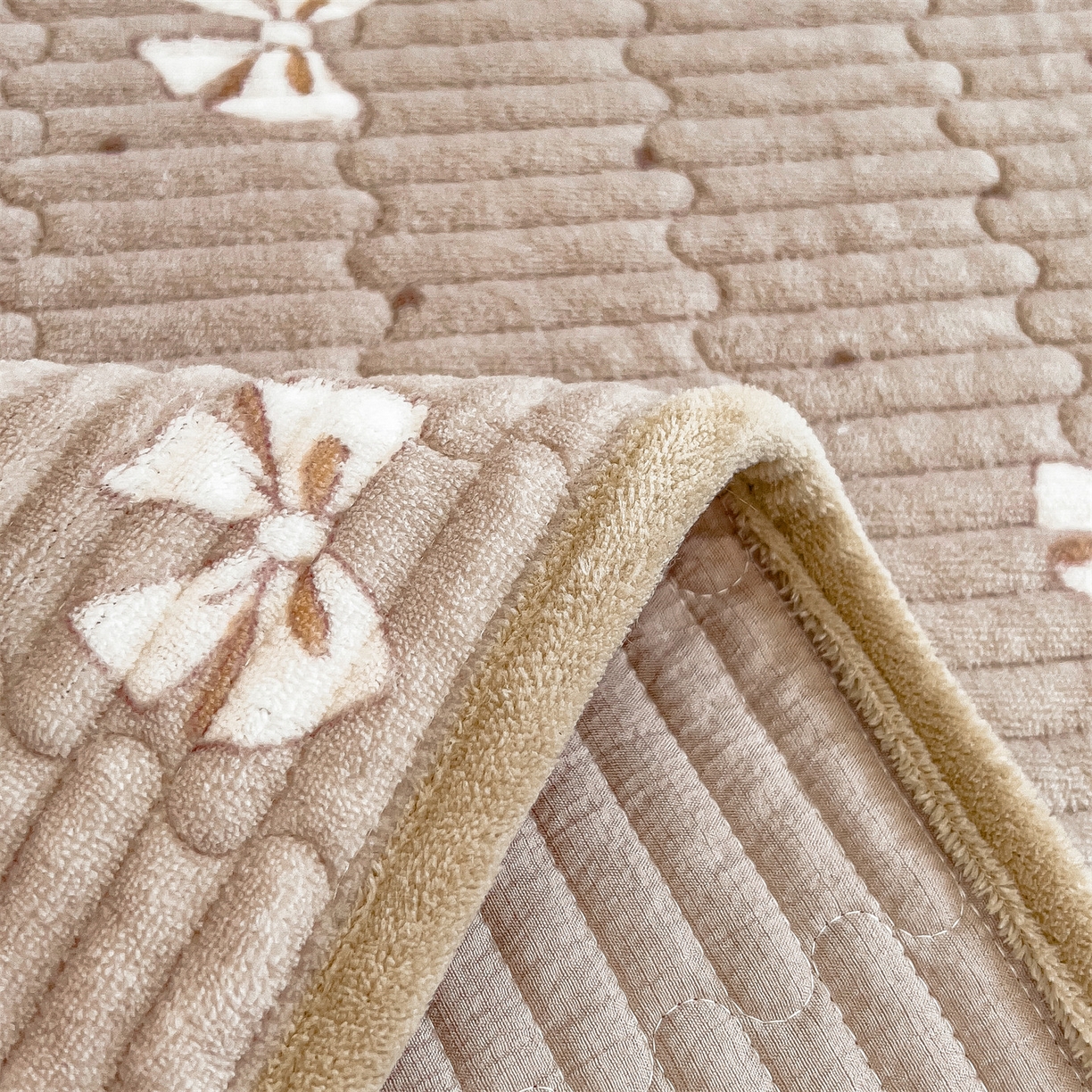 91家纺网 家纺一手货源 找家纺 布卢姆床垫 2025新款双面用抗菌牛奶绒床盖 床盖单件 蝴蝶结