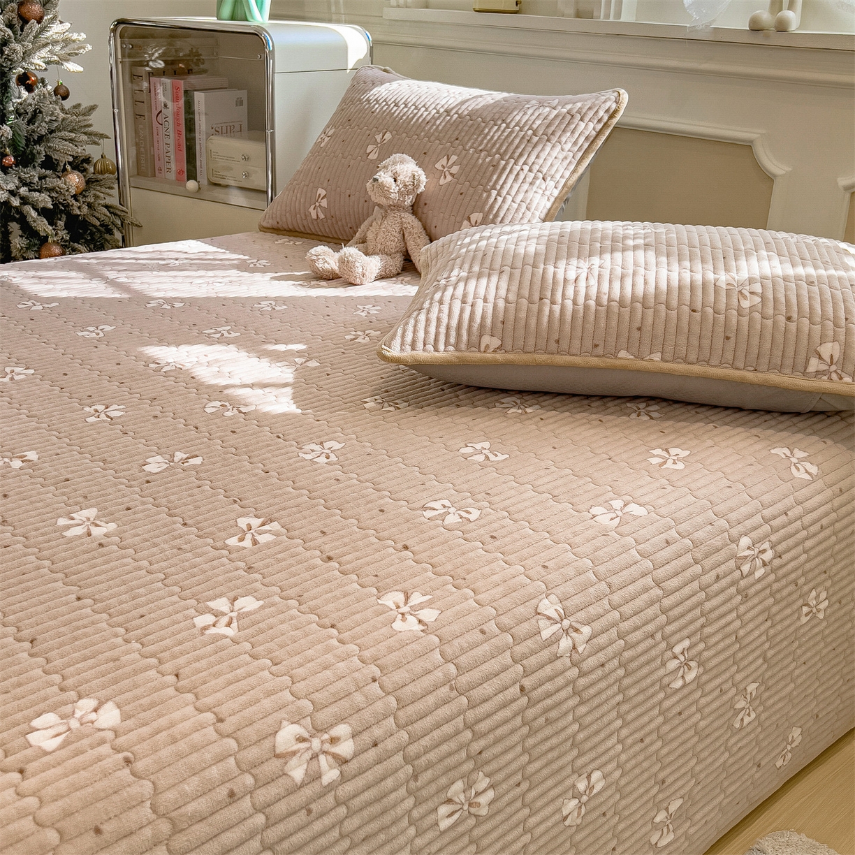 91家纺网 家纺一手货源 找家纺 布卢姆床垫 2025新款双面用抗菌牛奶绒床盖 床盖单件 蝴蝶结