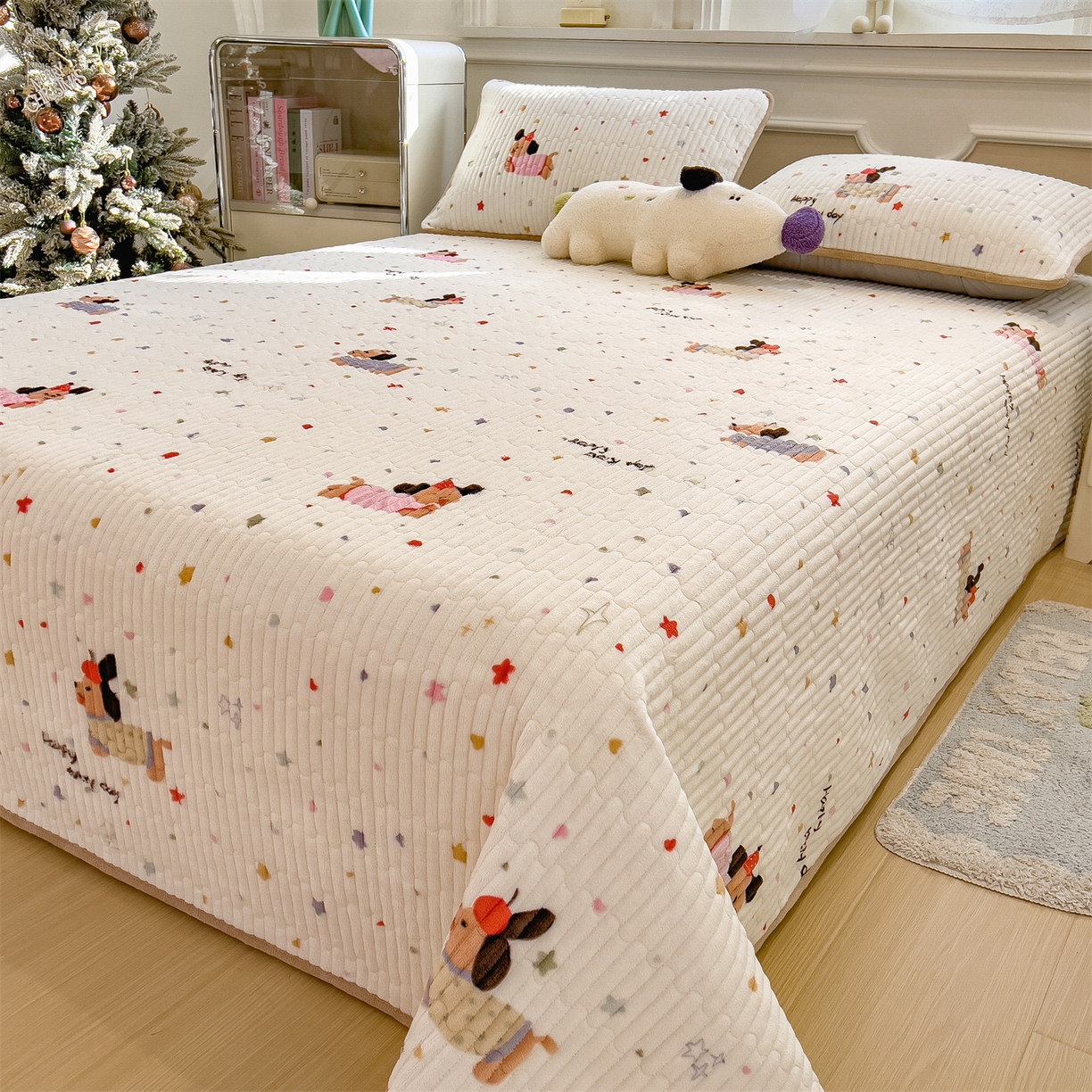 91家纺网 家纺一手货源 找家纺 布卢姆床垫 2025新款双面用抗菌牛奶绒床盖 床盖单件 腊肠狗