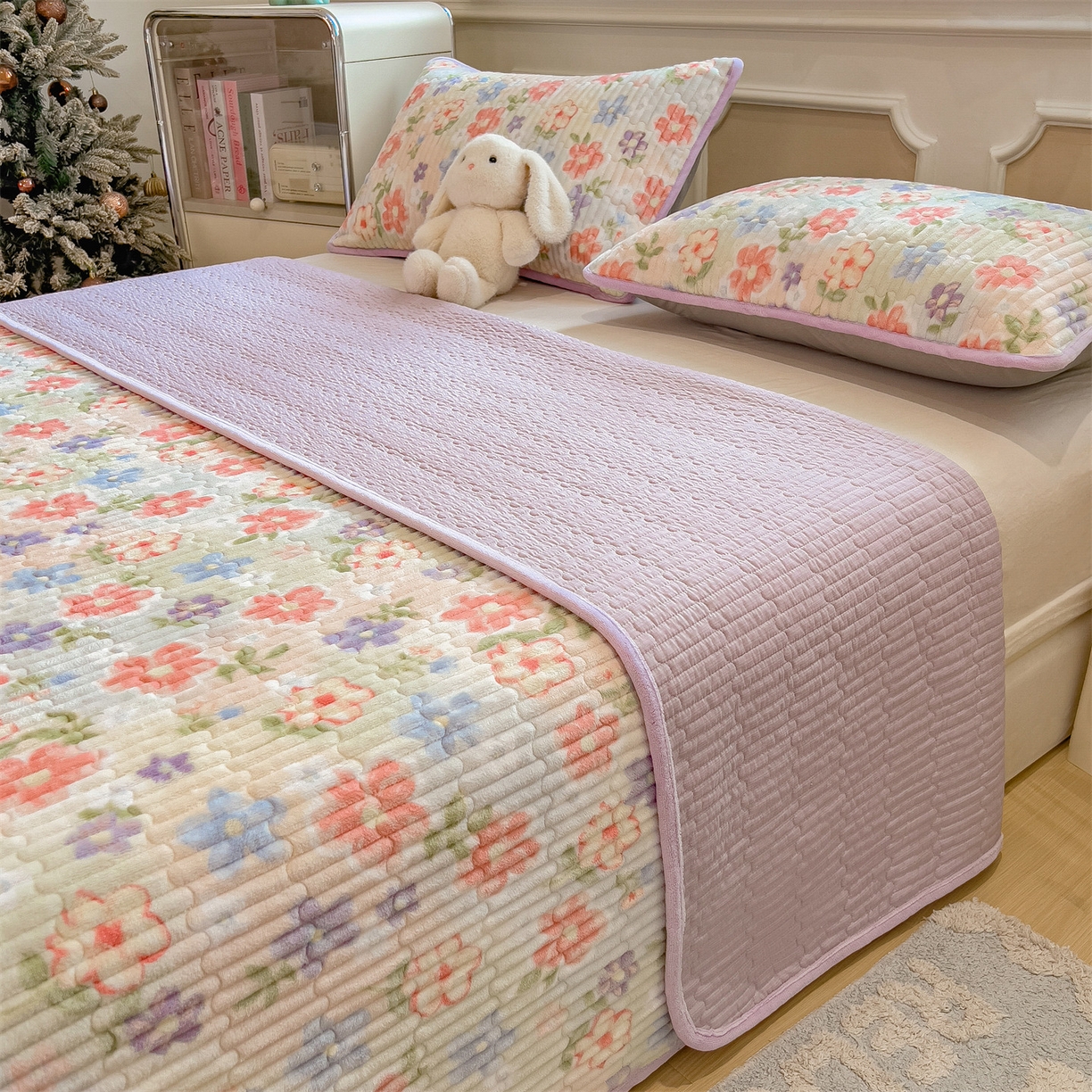 91家纺网 家纺一手货源 找家纺 布卢姆床垫 2025新款双面用抗菌牛奶绒床盖 床盖单件 花开半夏