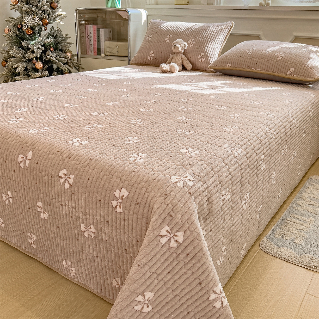 91家纺网 家纺一手货源 找家纺 布卢姆床垫 2025新款双面用抗菌牛奶绒床盖 床盖单件 蝴蝶结